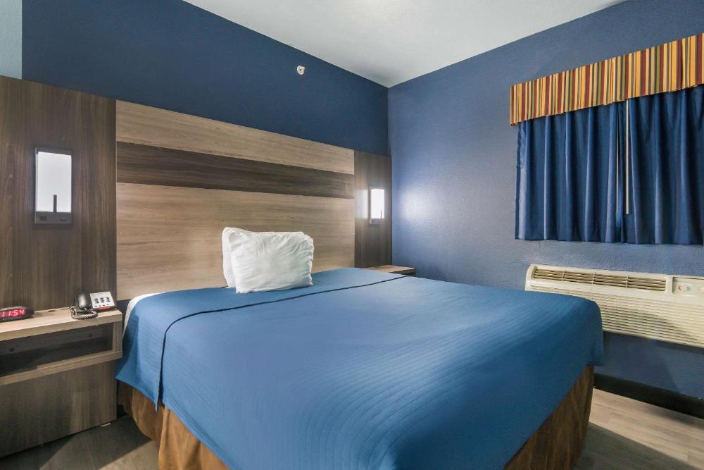 King Room - Non-Smoking interior